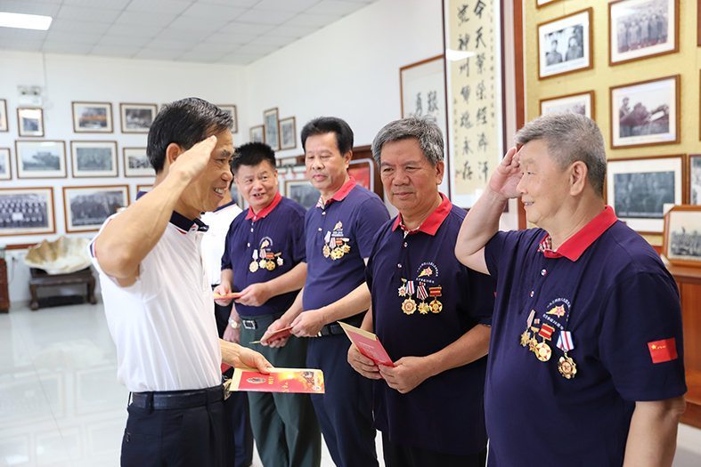 向立過戰(zhàn)功的退伍老兵送上慰問金.JPG